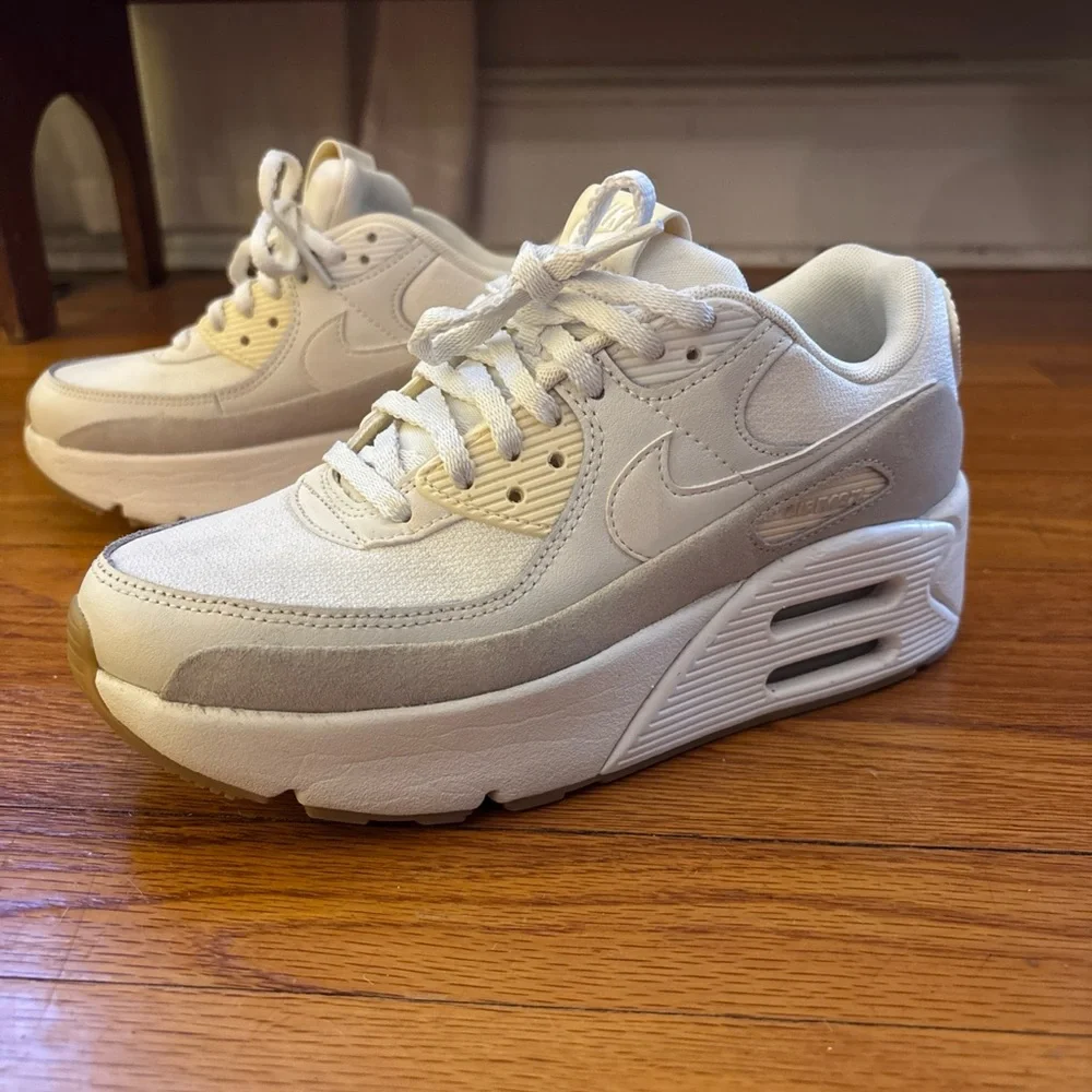 Nike Air Max 90 LV8 Womens Size 7
White/Sail Style FD4328-100 - Picture 3 of 8